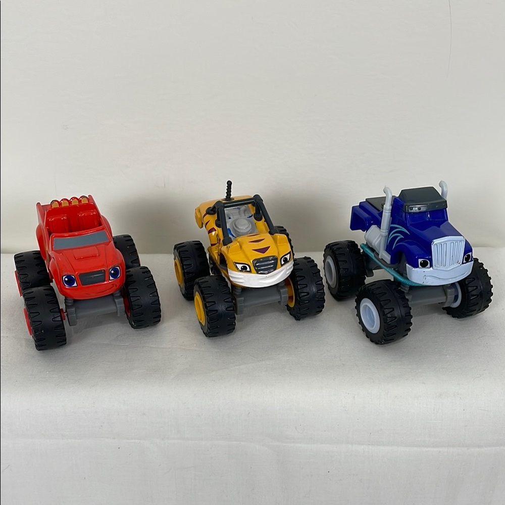 Blaze Monster Trucks 2014 (3) Crusher Stripes Mattel Diecast